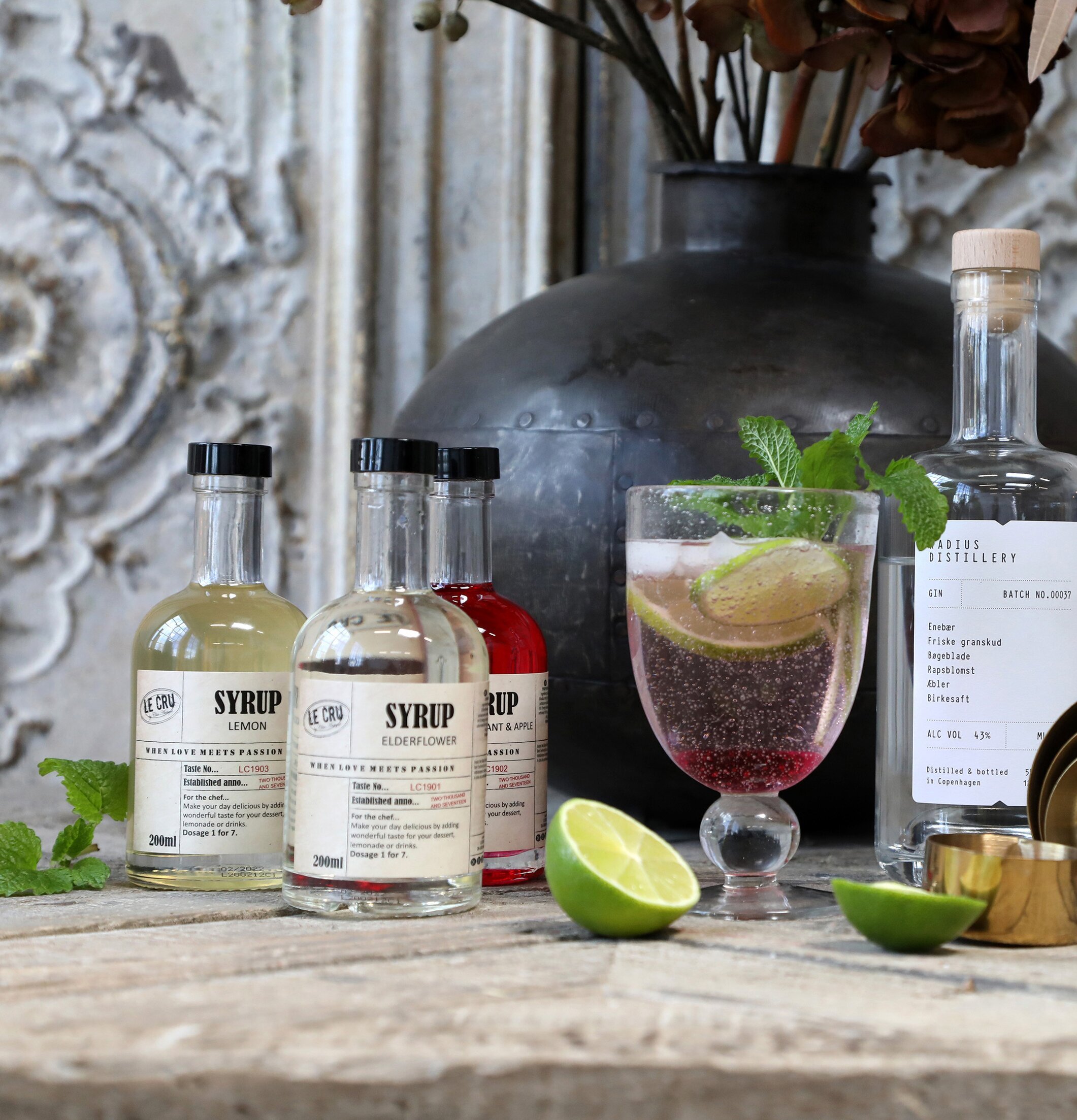 LE CRU Sirap Fläder från Le Cru på rustik träyta med drink