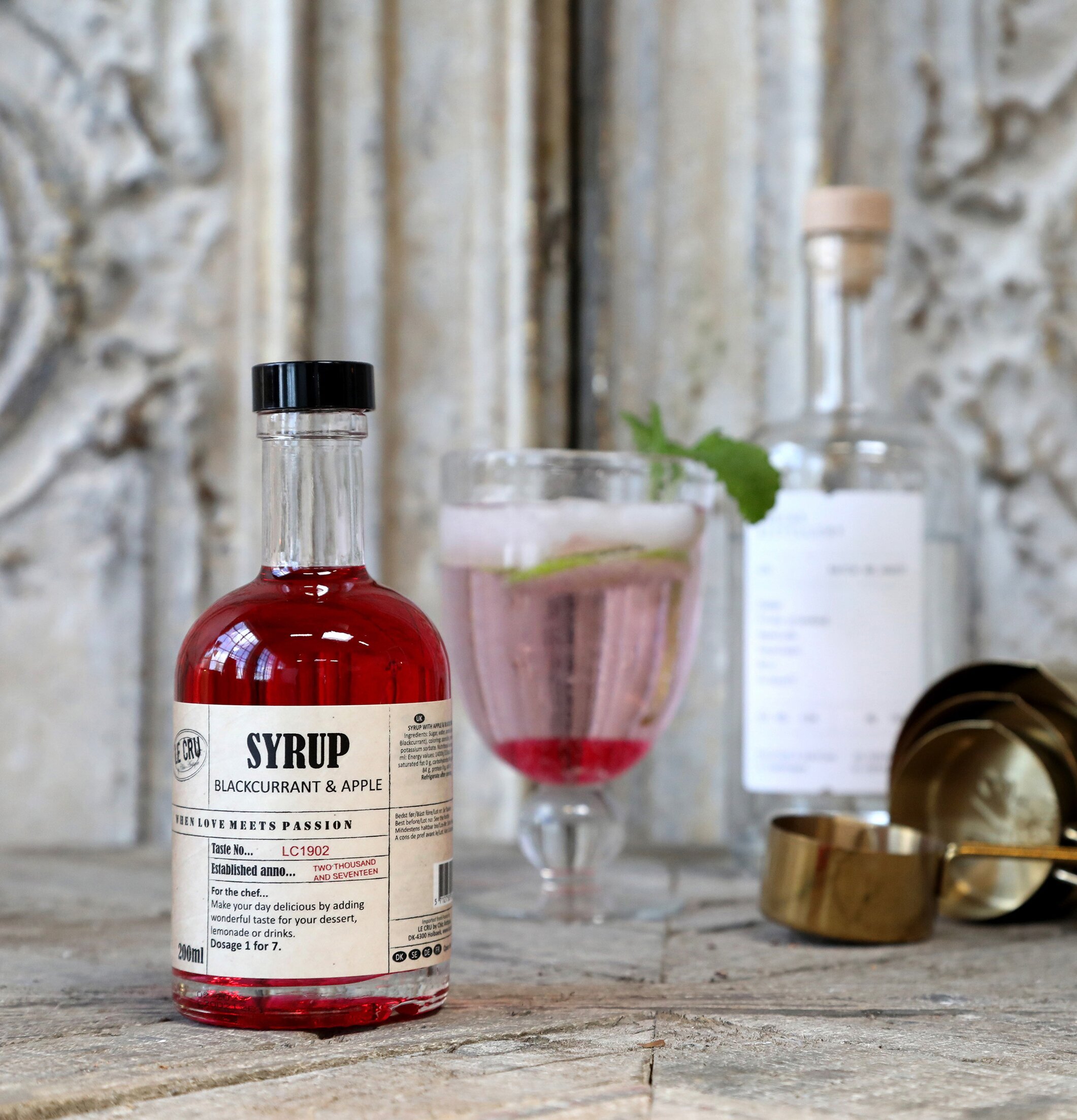 LE CRU Sirap Svartvinbär & Äpple från Le Cru på träbord
