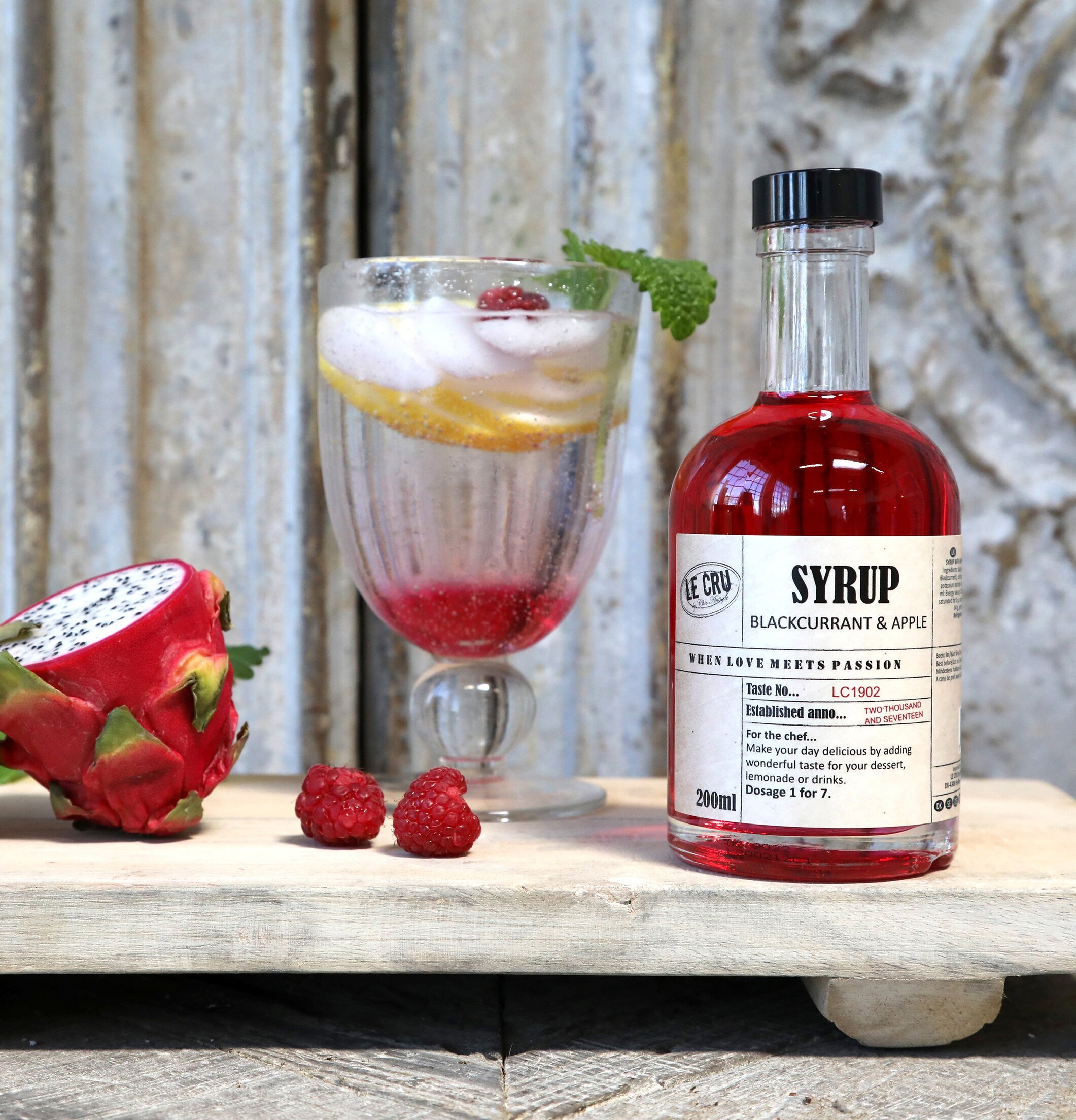 LE CRU Sirap Svartvinbär & Äpple från Le Cru i glasflaska