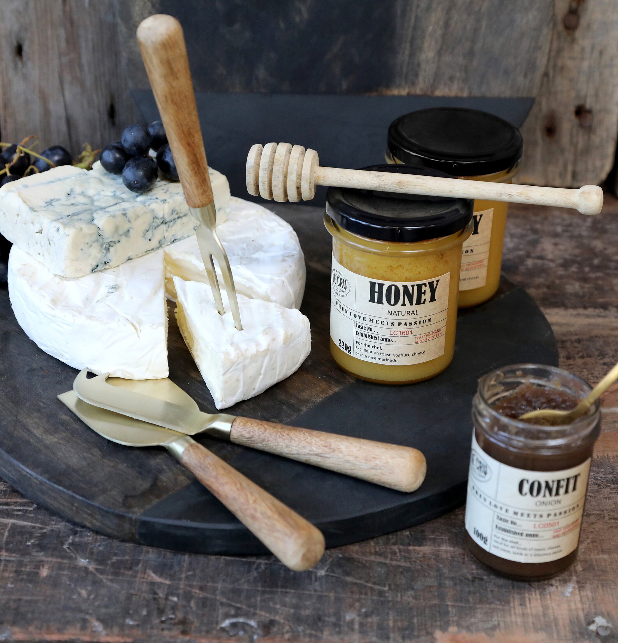 LE CRU Honung Naturell från Le Cru i en rustik miljö