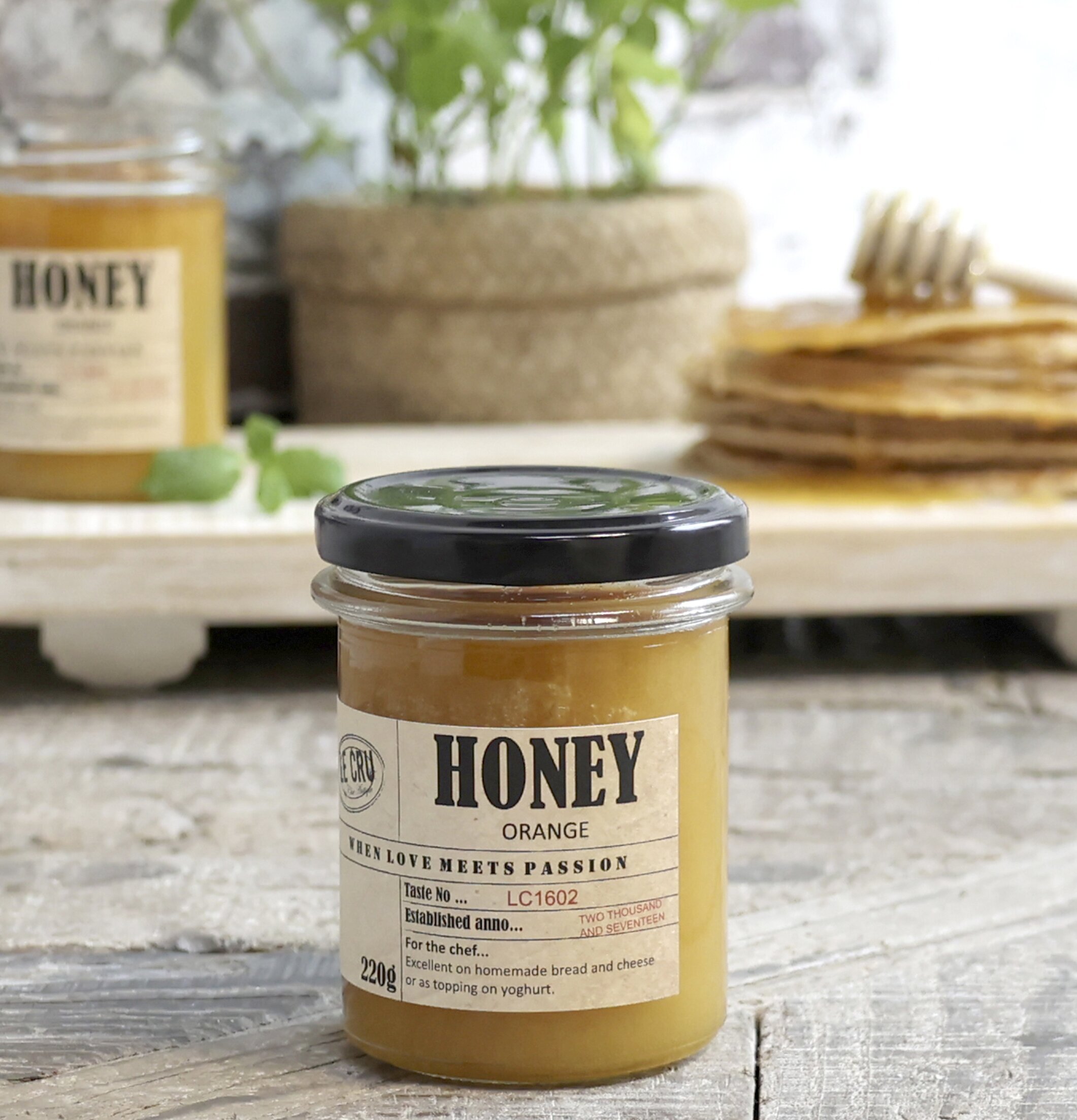 LE CRU Honung Orange från Le Cru i en rustik miljö