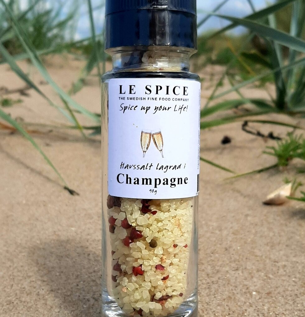 Le Spice Havssalt Champagne på strand med snäckor och gräs