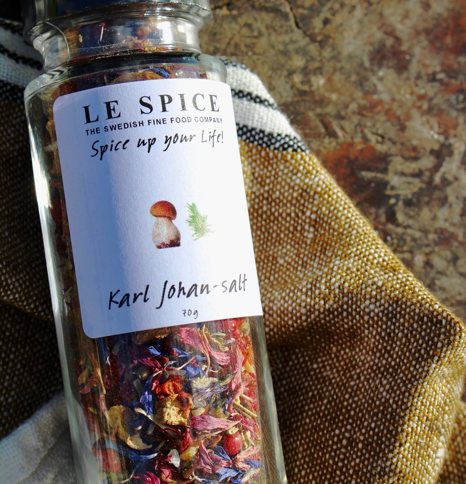 Havssalt Karl Johan från Le Spice i glasburk på rustik yta