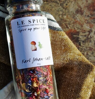 Havssalt Karl Johan från Le Spice i glasburk på rustik yta