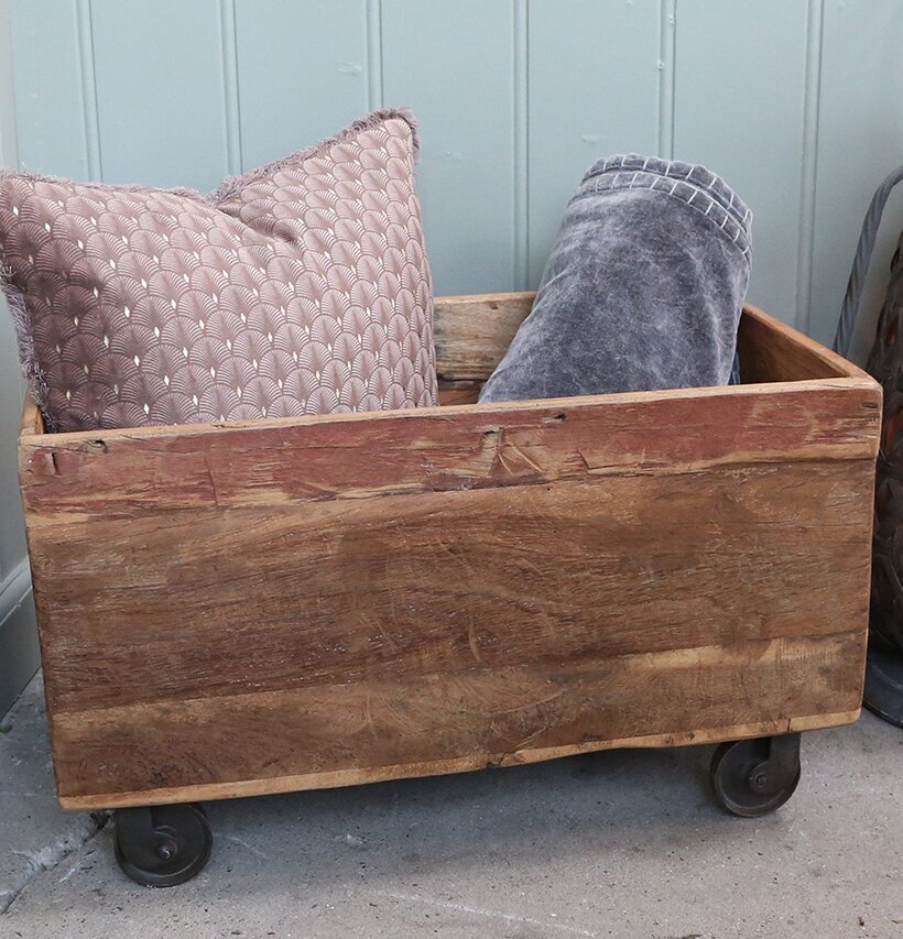 Grimaud Trälåda På Hjul från Chic Antique med kuddar