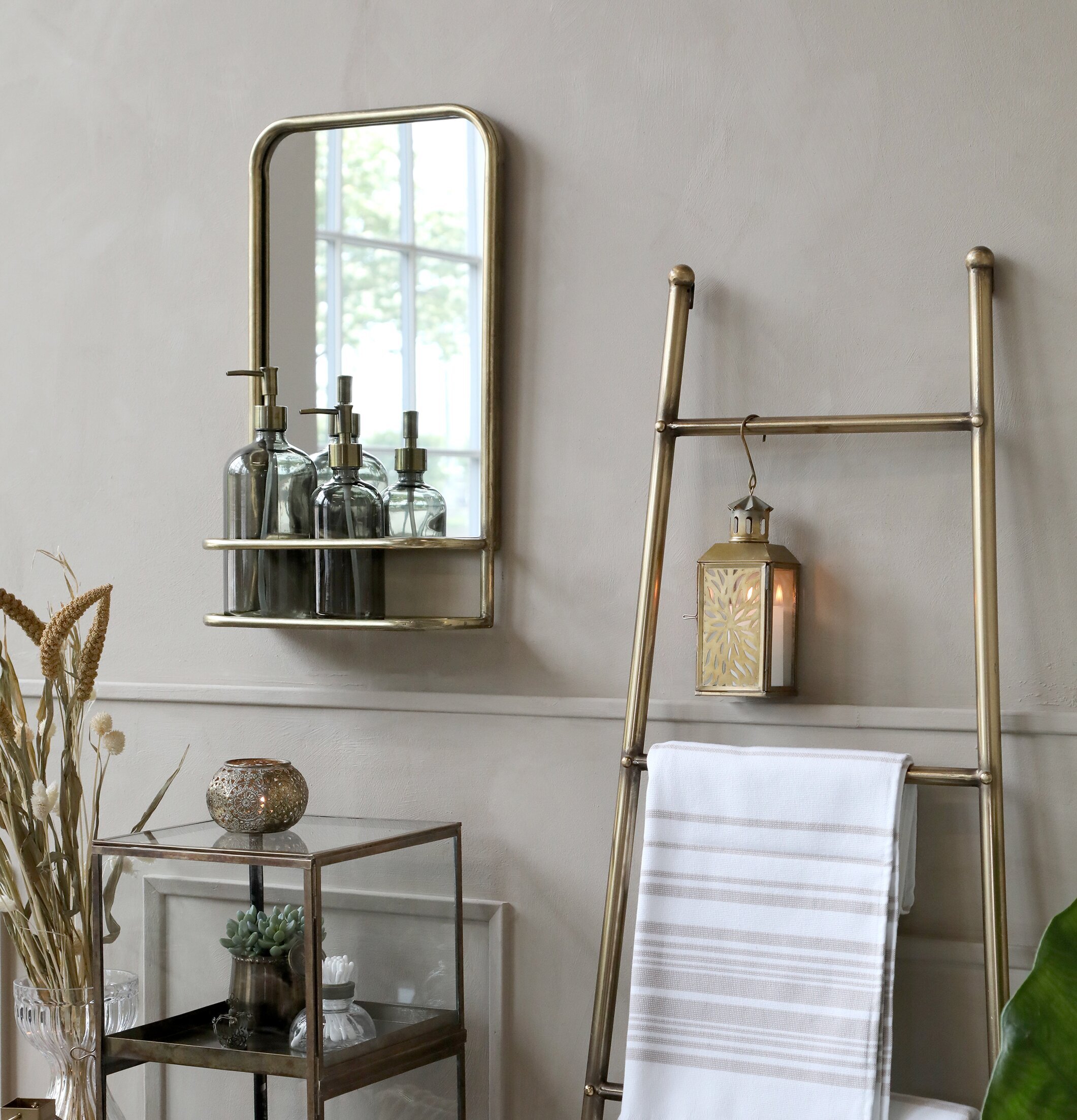 Väggspegel Med Hylla från Chic Antique på ljusgrå vägg