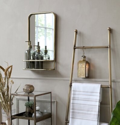 Väggspegel Med Hylla från Chic Antique på ljusgrå vägg