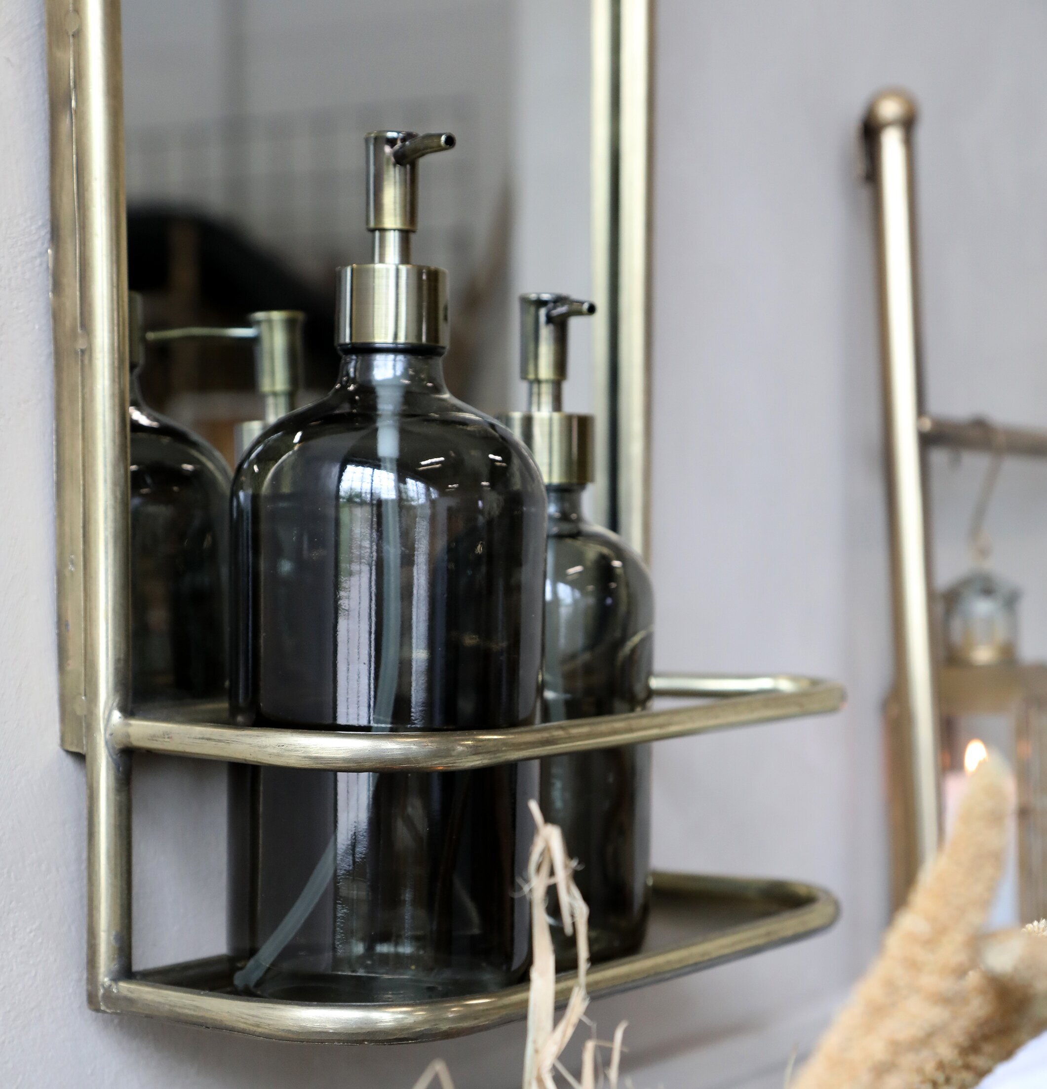 Väggspegel Med Hylla från Chic Antique i metallisk design