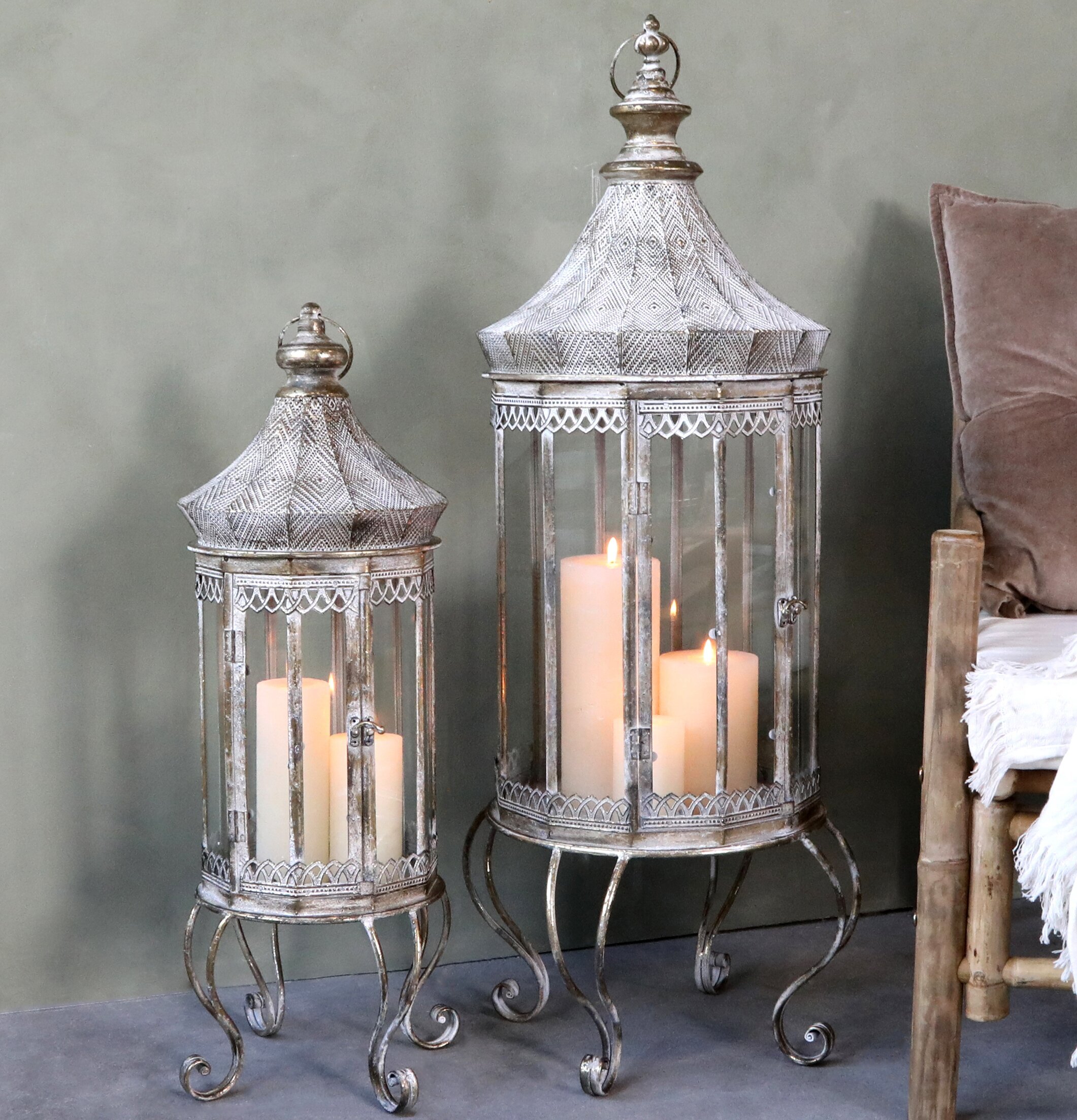 Lanterna Antique Champagne L från Chic Antique på mörkt golv