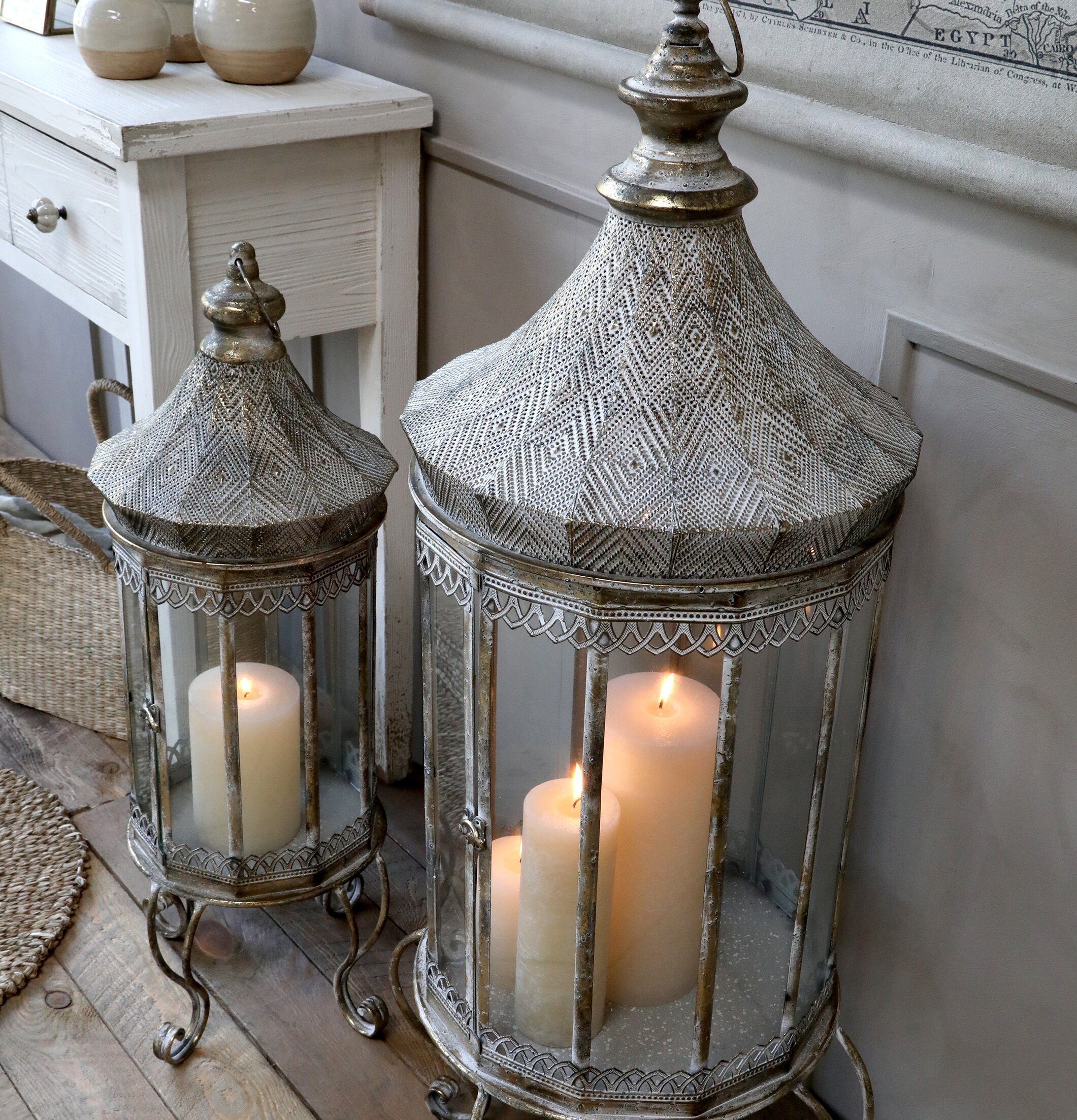 Lanterna Antique Champagne L från Chic Antique bredvid bord