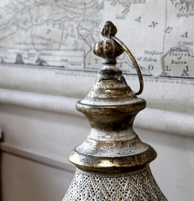 Lanterna Antique Champagne L från Chic Antique mot vintagekarta