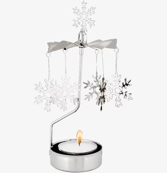 Bild av änglaspel med snöflingor för stämningsfull atmosfär