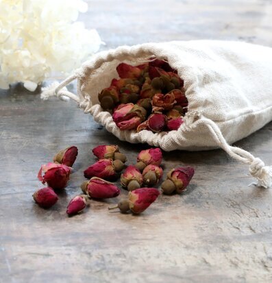 Potpurri Ros 50 g från Chic Antique på grovt träbord