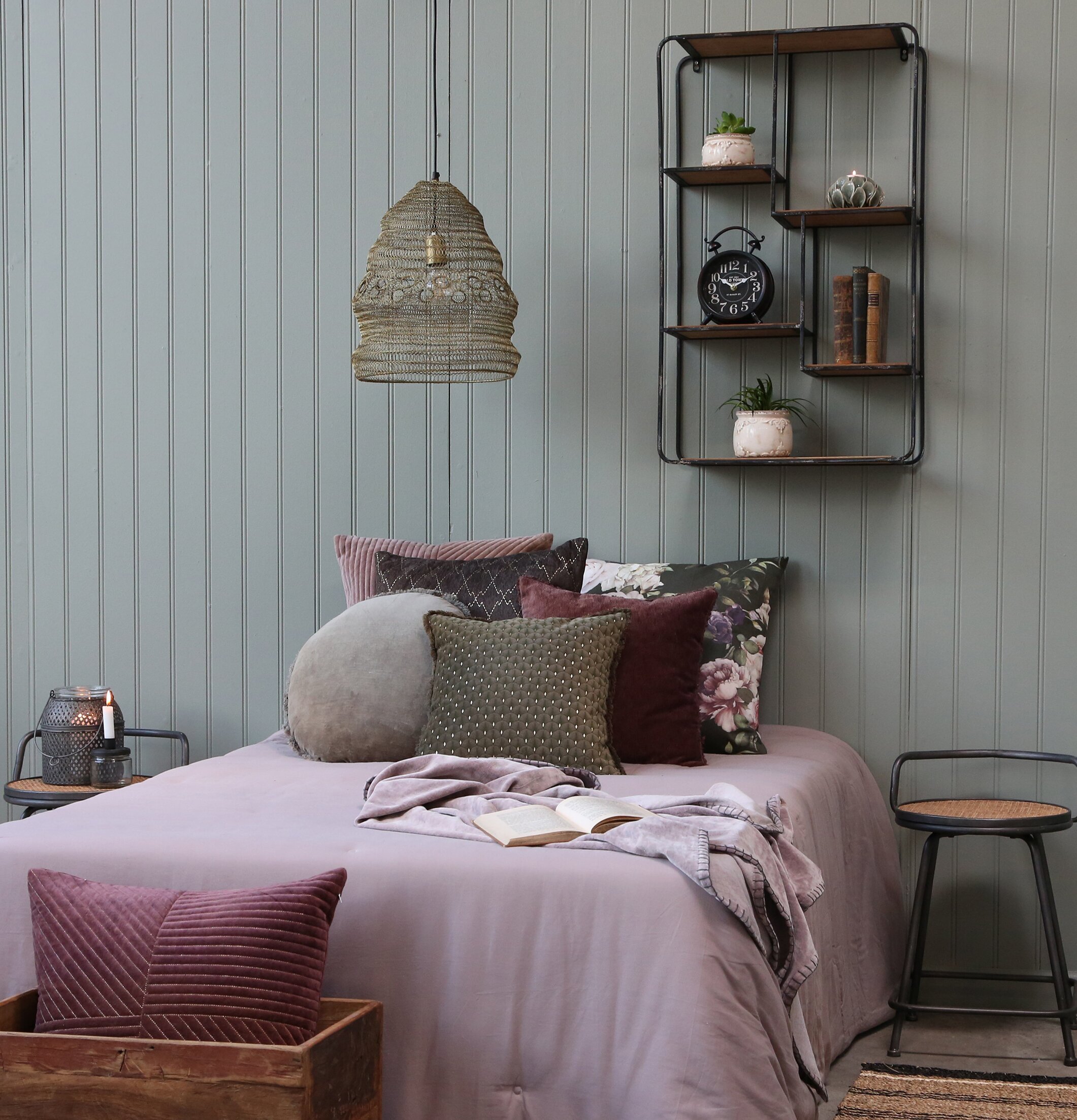 Fransk Reol Med Trähyllor Antikgrå från Chic Antique i sovrum