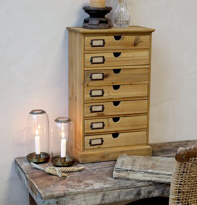 Liten Byrå 7 Lådor från Chic Antique på rustikt träbord