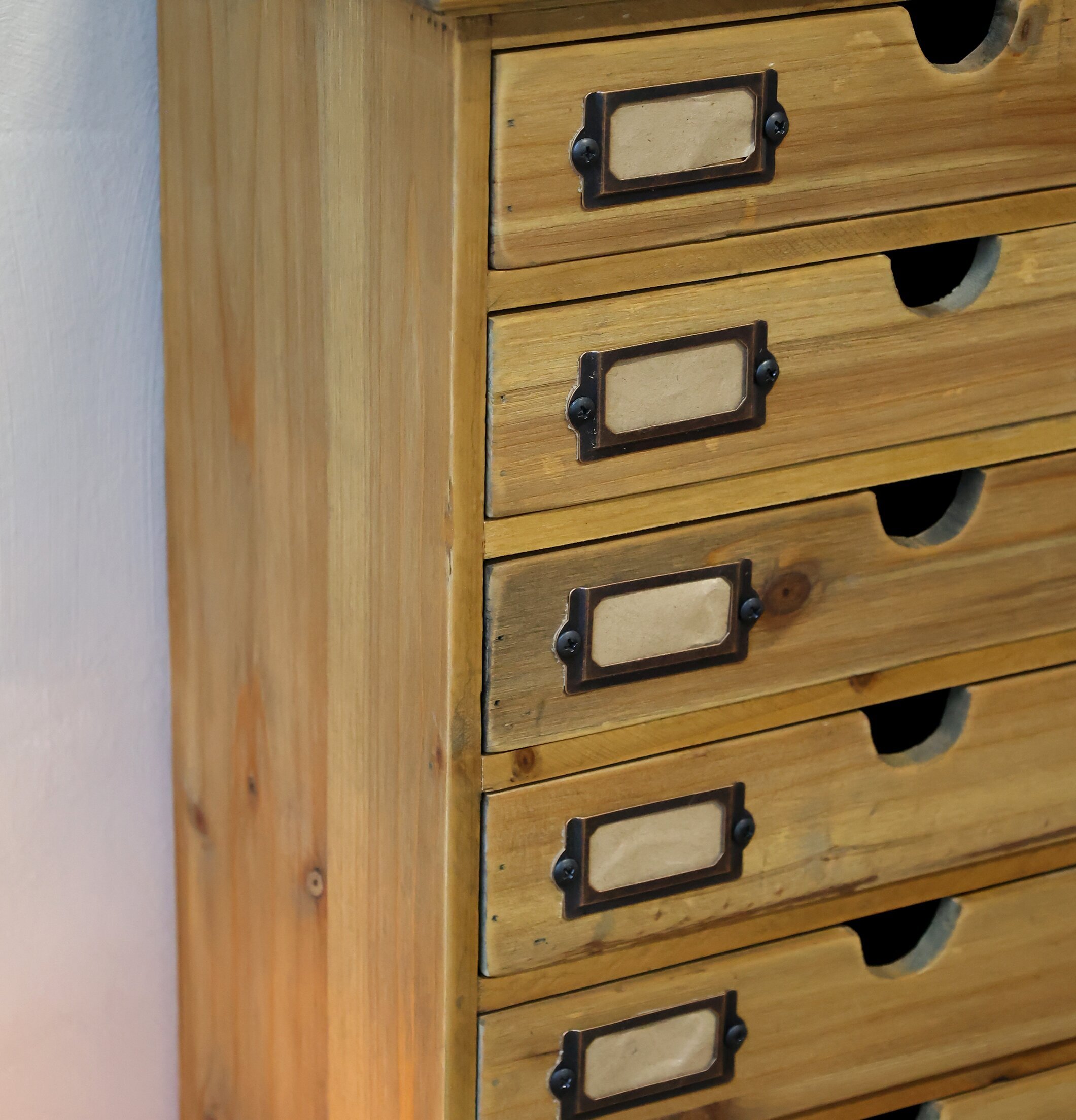 Liten Byrå 7 Lådor från Chic Antique med sju lådor i trä