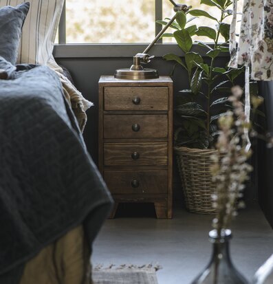 Byrå 4 Lådor Unika från IB Laursen bredvid säng och växt
