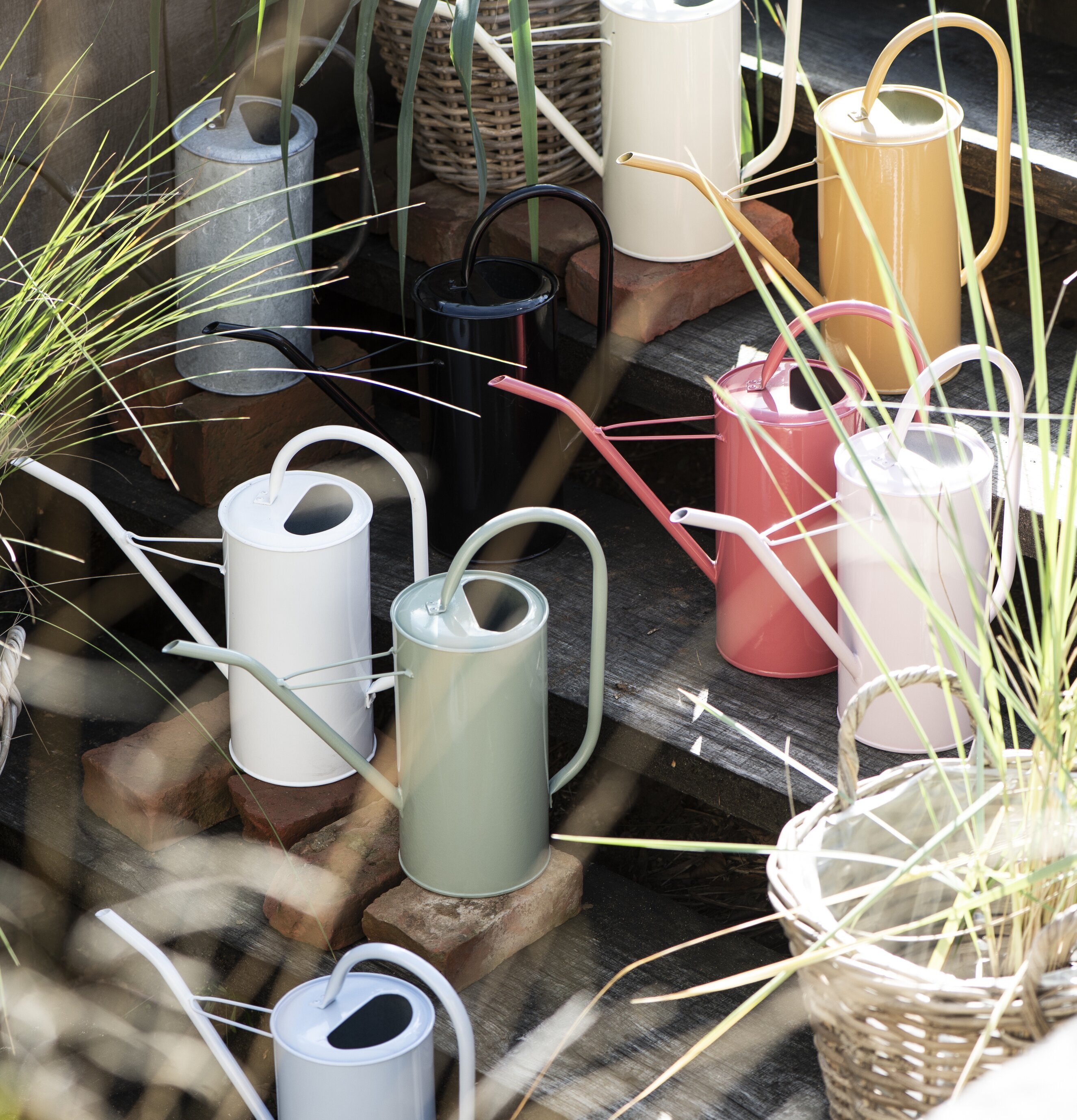 Vattenkanna Grön 2.7 Liter från IB Laursen på stentrappa