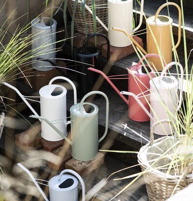 Vattenkanna Grön 2.7 Liter från IB Laursen på stentrappa