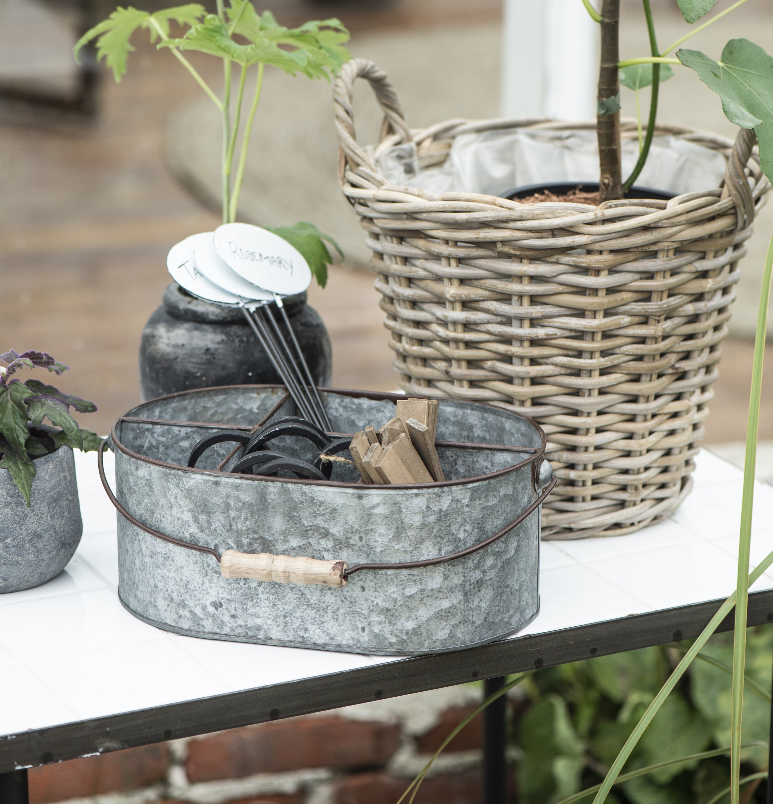 Zinkkorg Med Handtag från IB Laursen på vit kaklad yta