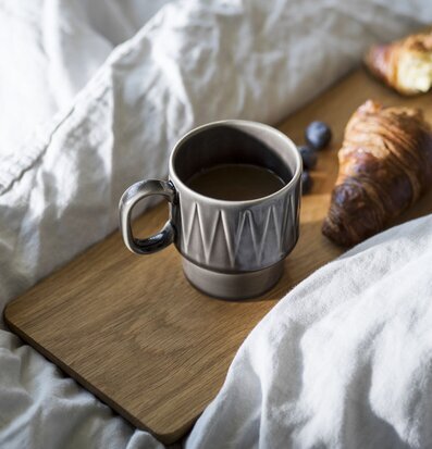 Coffee & More Kaffemugg Grå från Sagaform på träbricka