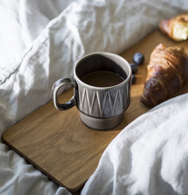 Coffee & More Kaffemugg Grå från Sagaform på träbricka