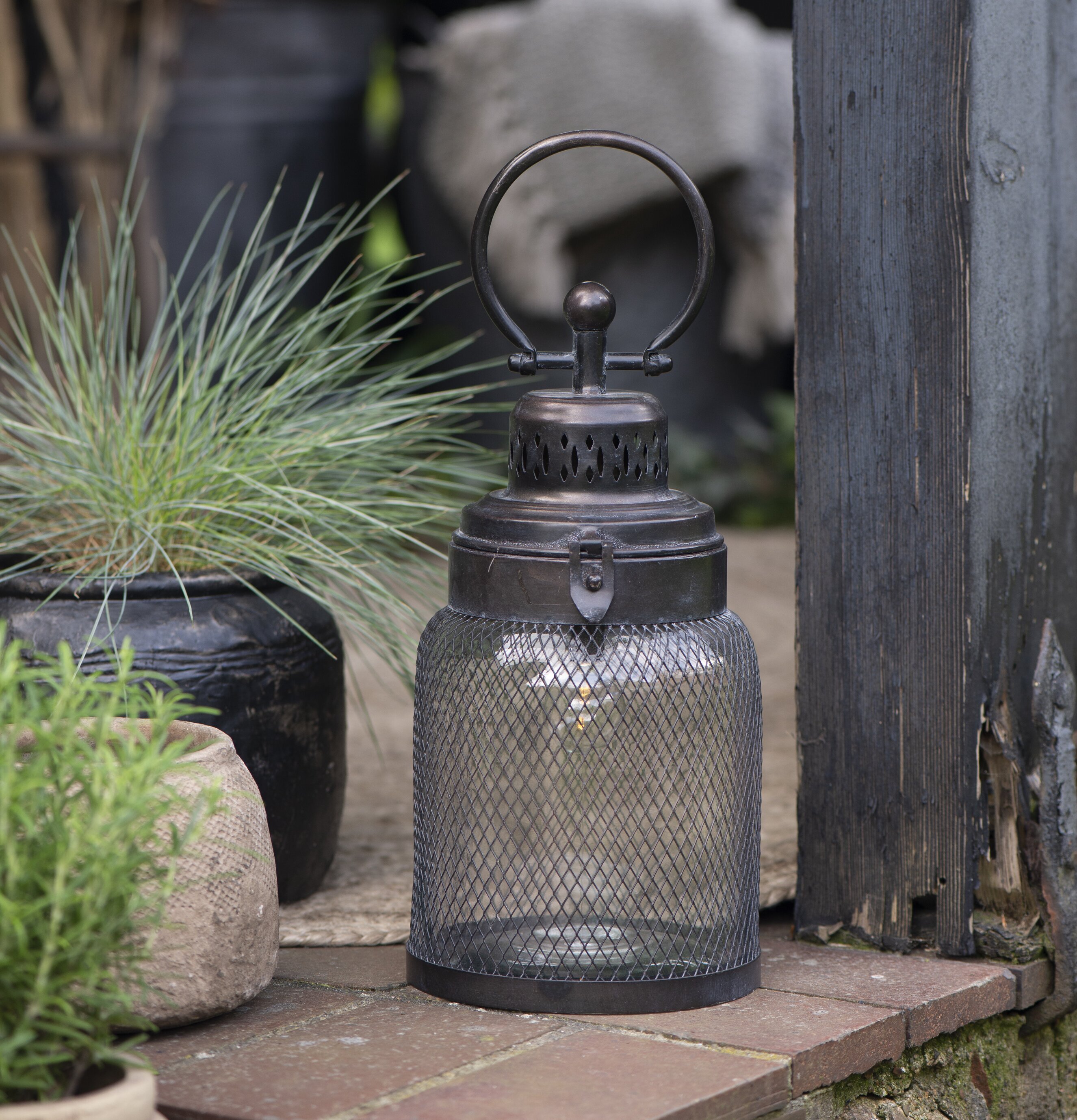 Lanterna LED Metall Nät från IB Laursen på en utomhusterass