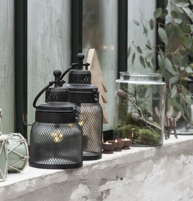 Lanterna LED Metall Nät från IB Laursen på en fönsterbräda