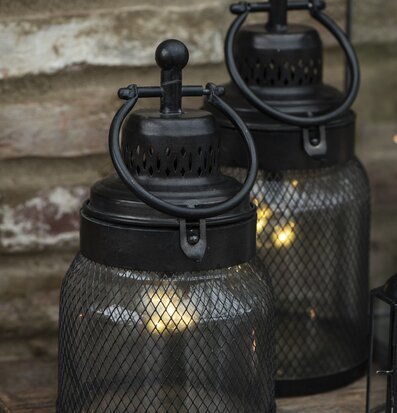 Lanterna LED Metall Nät från IB Laursen på rustik träyta