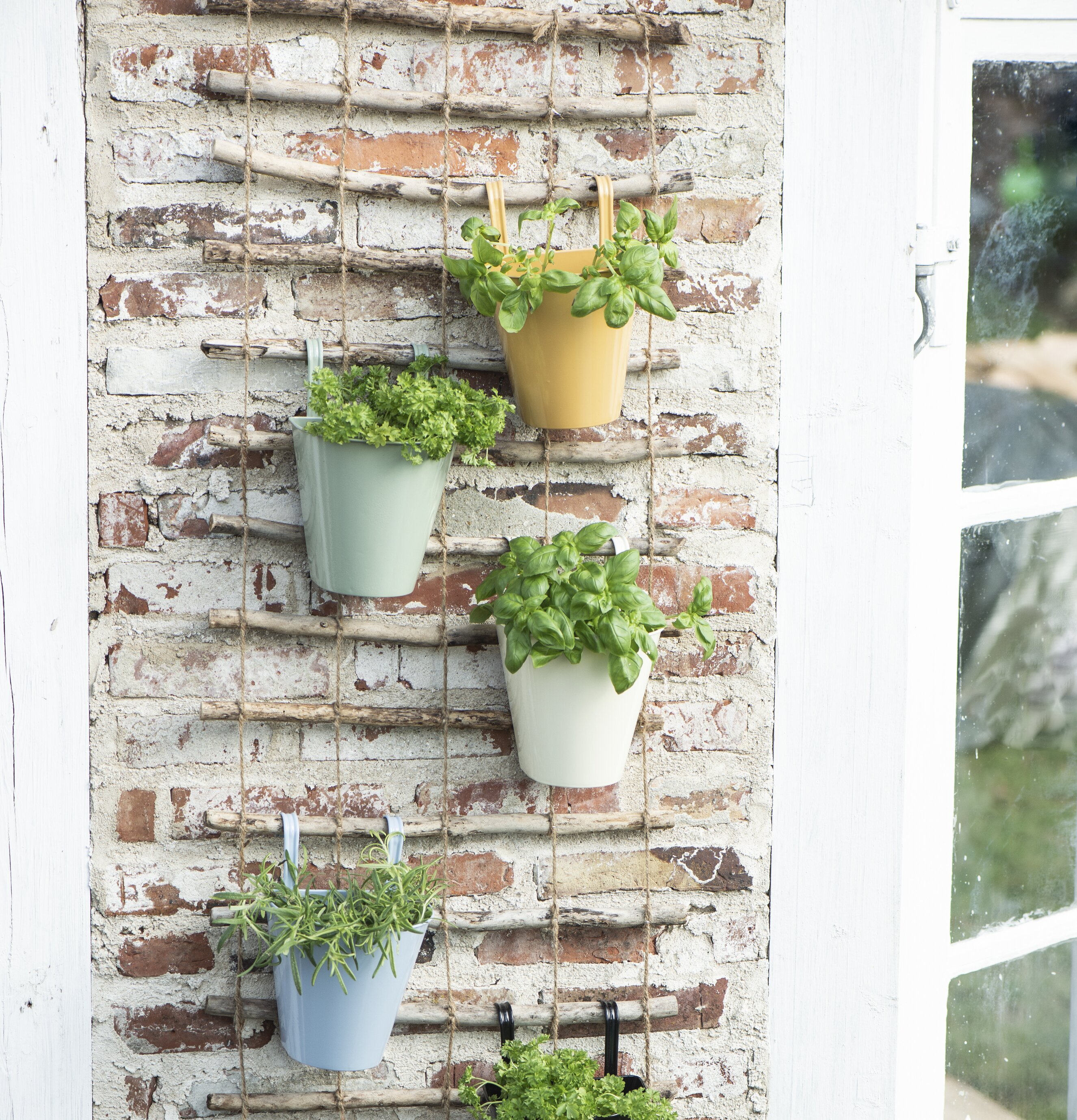 Väggkruka Light Green från IB Laursen på tegelvägg