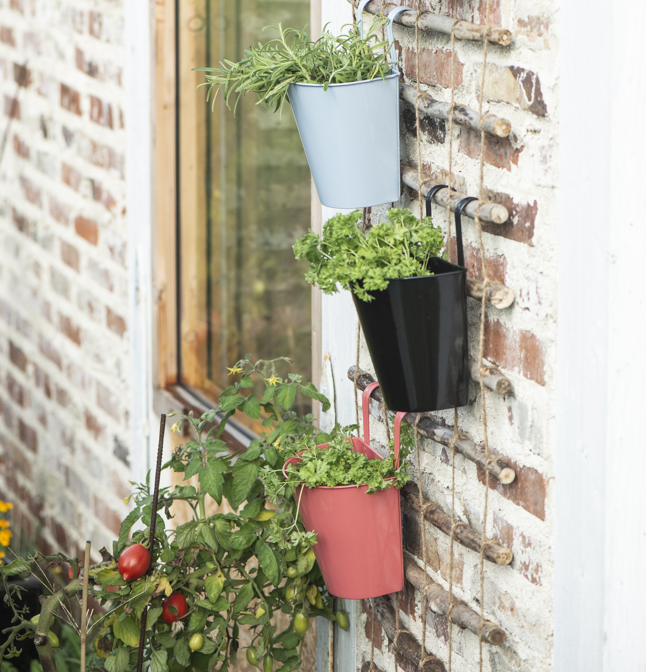 Väggkruka Svart från IB Laursen på rustik brickvägg