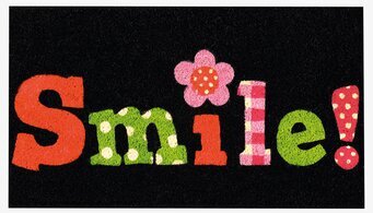 Dörrmatta Smile från Derriére la porte med färgglad text