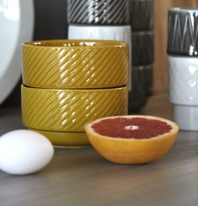 Coffee & More Skål Gul från Sagaform på träyta med frukt