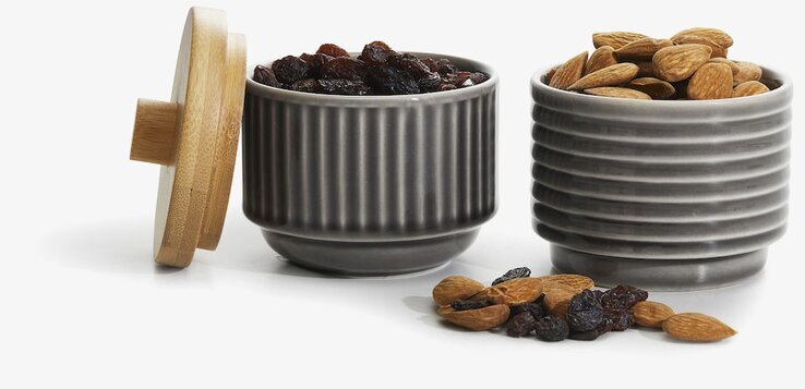 Coffee & More Skål Med Bambulock från Sagaform med snacks