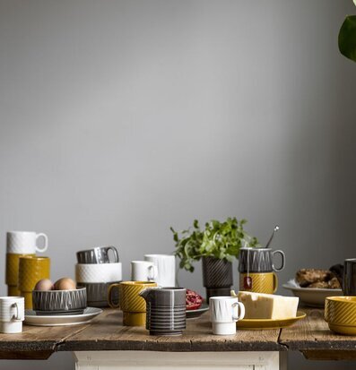 Sagaform Coffee & More Mjölkkanna Grå på ett dukat bord