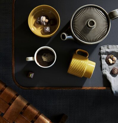 Coffee & More Kaffemugg Gul från Sagaform på ett dukat bord