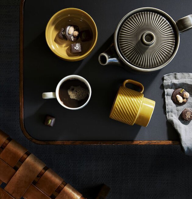 Coffee & More Kaffemugg Gul från Sagaform på ett dukat bord