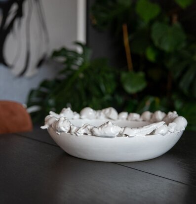 Uppläggningsfat Snäckor från By ON på ett mörkt bord