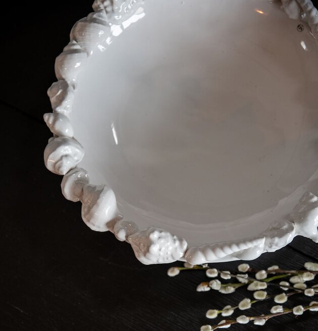 Uppläggningsfat Snäckor från By ON på mörk träyta