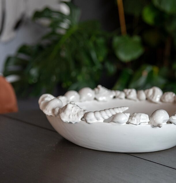 Uppläggningsfat Snäckor från By ON på mörkt bord med växter