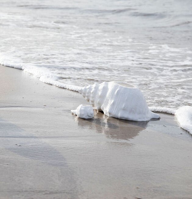Skål Awa Vit från By ON på strand nära vattenbrynet