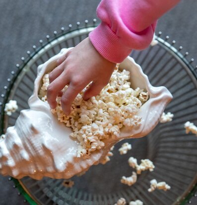 Skål Awa Vit från By ON fylld med popcorn på glansigt bord
