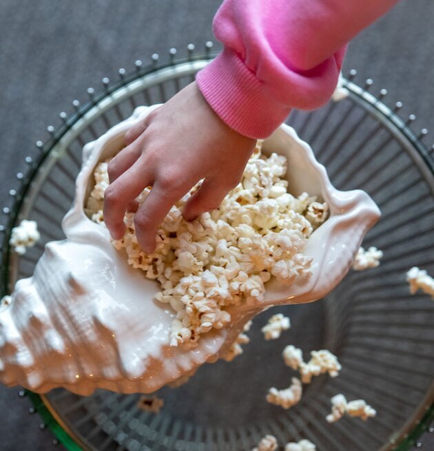 Skål Awa Vit från By ON fylld med popcorn på glansigt bord