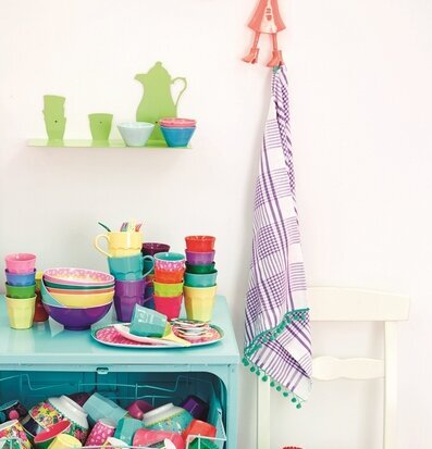 Skål Melamin Rosor från Rice i en färgstark köksmiljö