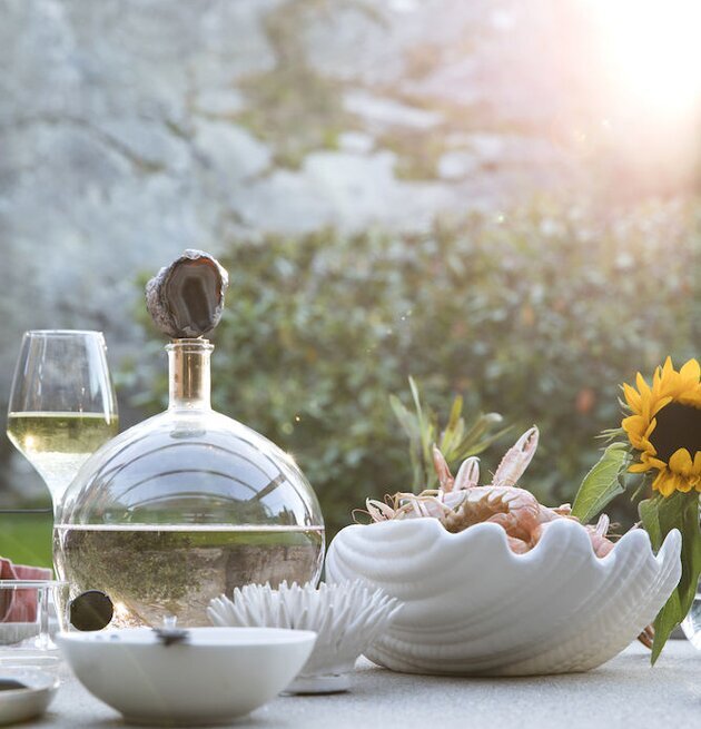 Skål Shell L Vit från By ON på stenbord med räkor utomhus