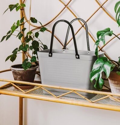 Väska Liten Hinza Ljusgrå - Green Plastic från Hinza