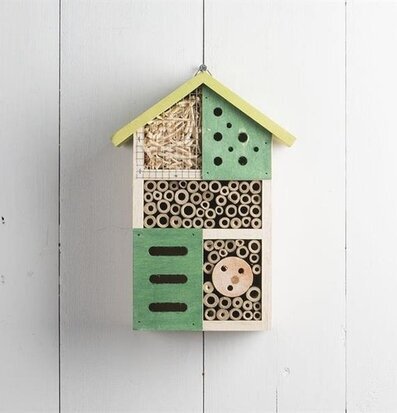 Multi Agentur Insektshotell i trä med flera sektioner