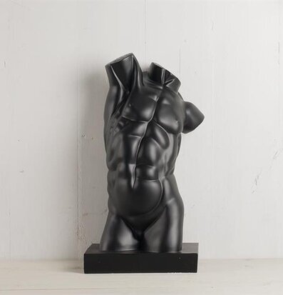 Torso Svart av Multi Agentur, en svart skulptur av en torso