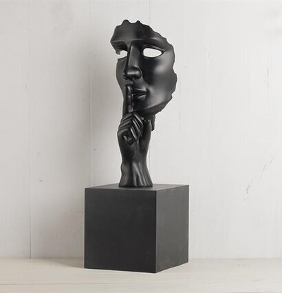 Ansikte Svart Podium från Multi Agentur, svart skulptur