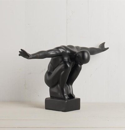 Hukande Man Svart skulptur av Multi Agentur på vit bas